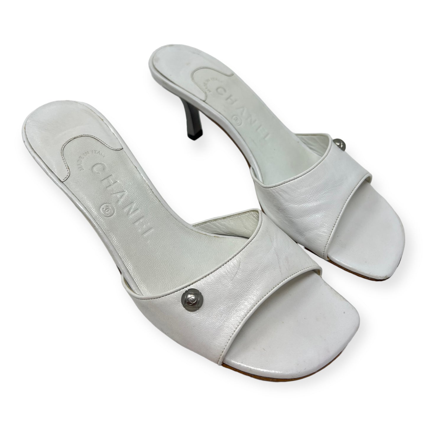 CHANEL White Leather CC Logo Slides Sandals